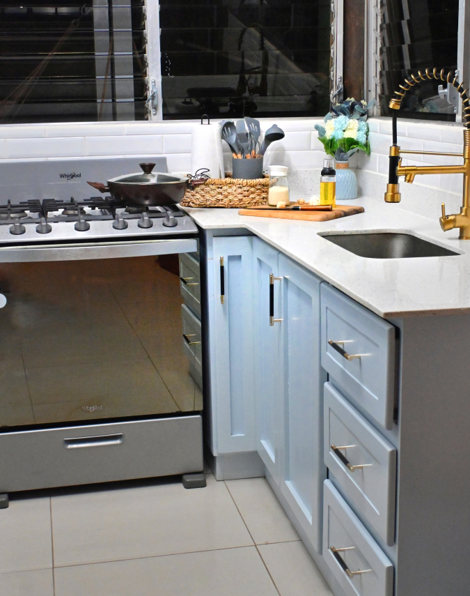 Kitchen & Dining